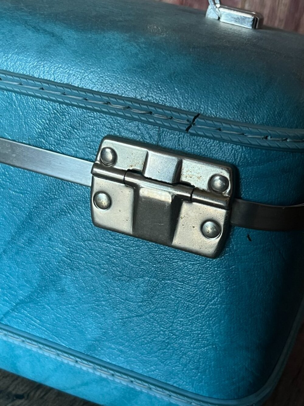 Vintage American Tourister Train Case Turquoise Blue Hard Shell Cosmetic Luggage - Picture 10 of 10